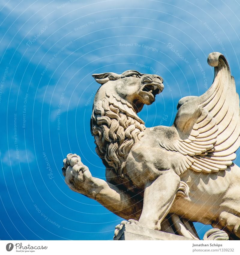 Vieh Kunst Kunstwerk Skulptur 1 Tier Euphorie Ehre Tapferkeit selbstbewußt Erfolg Kraft Macht Mut Tatkraft Frankreich Marseille Flügel Körper Fabelwesen Statue