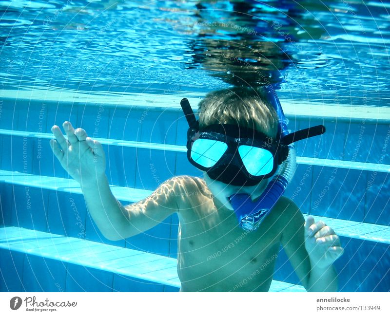 wie ein fisch Freude Spielen Ferien & Urlaub & Reisen Tourismus Sommer Sommerurlaub Wellen Spiegel Schwimmbad Kind Mensch maskulin Junge Kindheit Haut 3-8 Jahre