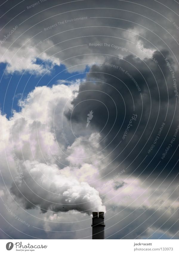 düster Qualm Industrie Energiewirtschaft Wolken Klimawandel Schornstein Rauch authentisch hässlich oben trist Hemmungslosigkeit Umweltverschmutzung Feinstaub