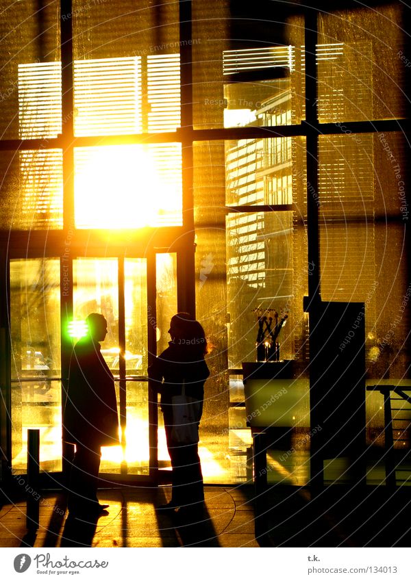 Raucherpause sprechen Mensch Frau Erwachsene Mann 2 Pause geschäftlich Abenddämmerung Farbfoto Außenaufnahme Schatten Sonnenlicht Gegenlicht Menschengruppe
