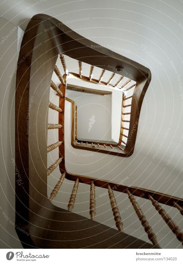 e Treppenhaus Spirale Mitte aufsteigen Haus eckig Flur Treppengeländer Halterung Symmetrie Treppen steigen abwärts aufwärts Architektur