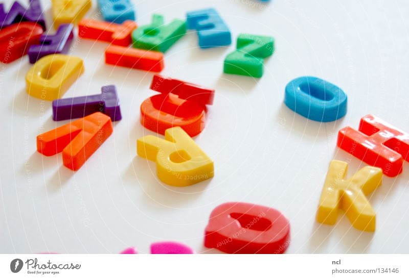 Buchstaben ACHT mehrfarbig gelb grün rot weiß Wort Magnet chaotisch durcheinander unordentlich Zusammensein Schriftzeichen Dekoration & Verzierung letter