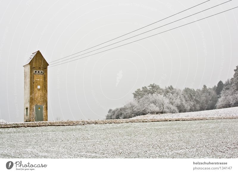 Franken -- 01 Winter kalt weiß grau gelb Elektrizität Feld trüb Transformator ruhig Außenaufnahme Weitwinkel Energiewirtschaft Kabel Pfeil Schnee Raureif Himmel