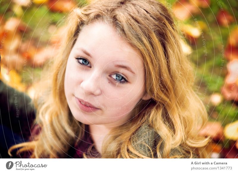 Amelie Mensch feminin Mädchen Junge Frau Jugendliche Gesicht 1 13-18 Jahre Herbst Blatt blond Freundlichkeit schön natürlich mehrfarbig Vorsicht Farbfoto