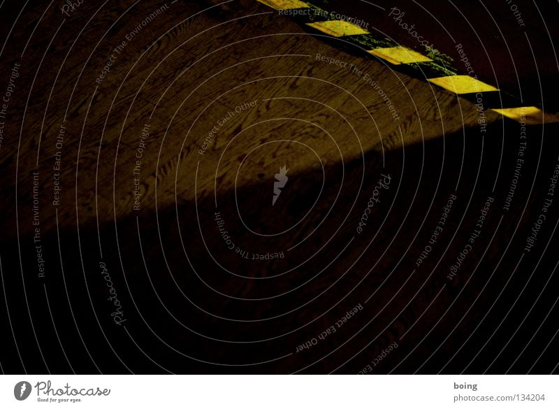 Carl Moritz Cammerloher Stolperfalle Streifen Parkett Holzfußboden dunkel Eiche Klebeband Warnhinweis Grenze Gefahrenbereich Hintergrundbild Lichteinfall