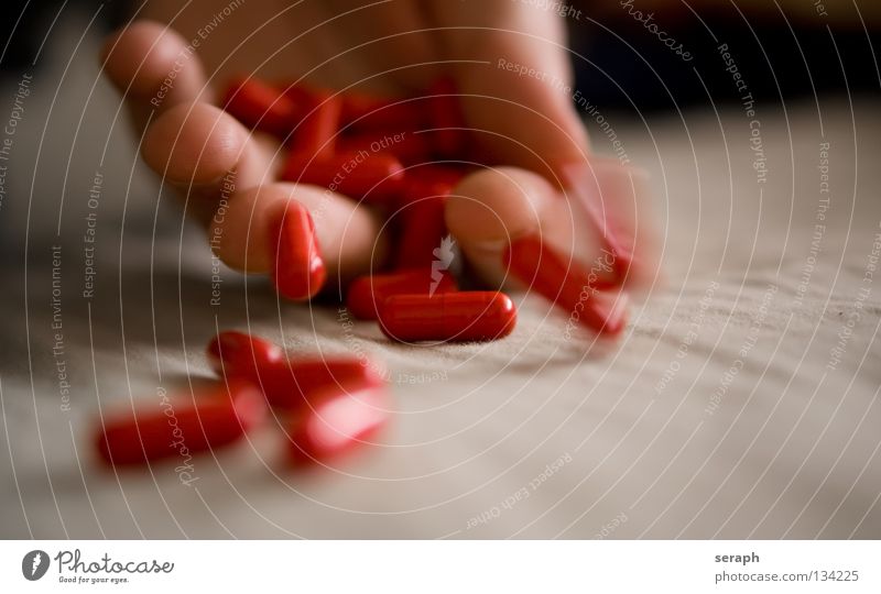 Drogen Abhängigkeit Medikament Tablette betäuben betäubt ohnmächtig Rauschmittel Drogenrausch Drogenkonsument Finger Hand Kapsel Missbrauch Notfall