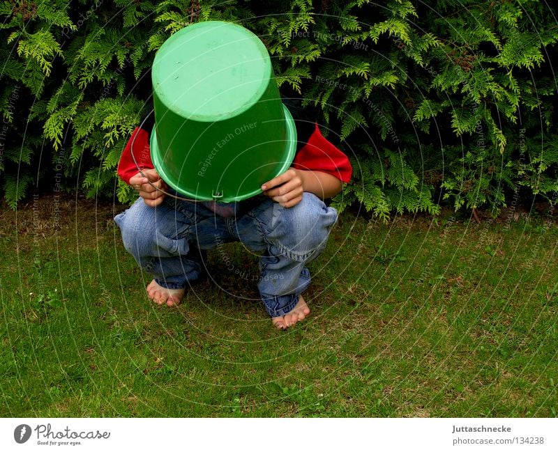 El Torro Junge Kind verkleiden Eimer Kübel Helm verrückt Spielen kopflos Gras Wiese Barfuß Kommunizieren Lausejunge verstecken geheimnisvoll Schutz behelmt