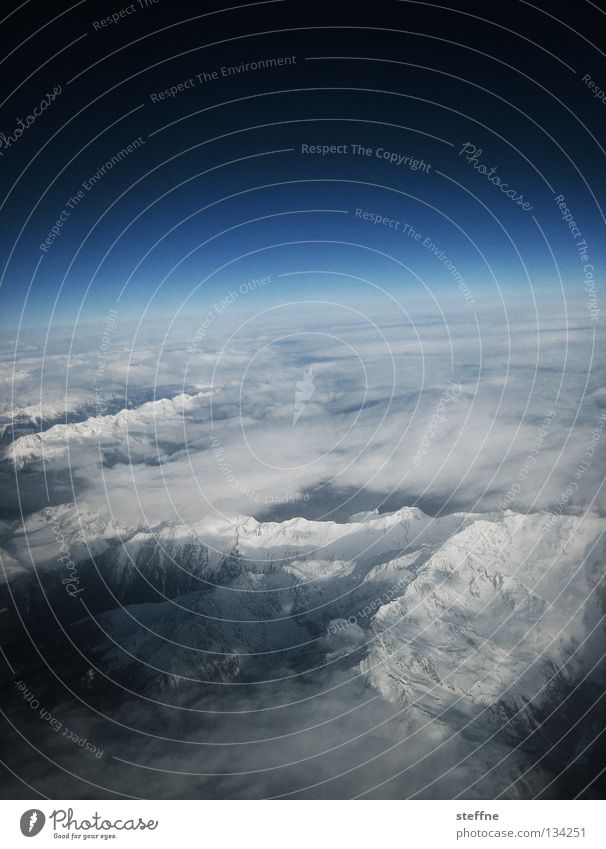 heiter und wolkig Wolken Flugzeug Kohlendioxid Emission Horizont Gipfel weiß Heimweh Fernweh Berge u. Gebirge Himmel Schönes Wetter Pfingsten. frohe pfingsten