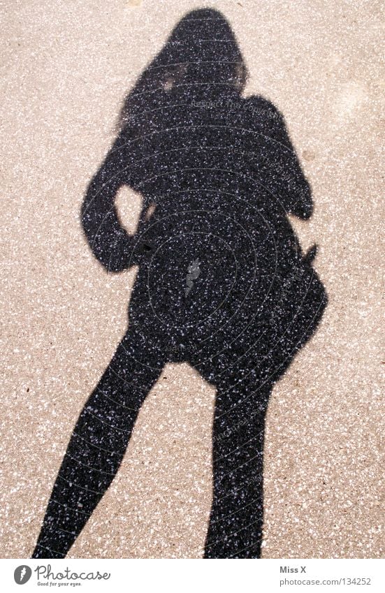2. beste Freundin Farbfoto Schwarzweißfoto Außenaufnahme Schatten Silhouette Frau Erwachsene Beine Straße grau schwarz Asphalt steinig Schattenspiel Kies Ich