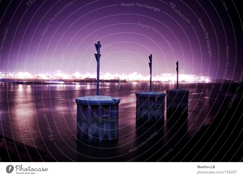 THREE-DOCK Dock Nacht Langzeitbelichtung violett abstrakt Hafen Hamburg Nadim Nadim.LB
