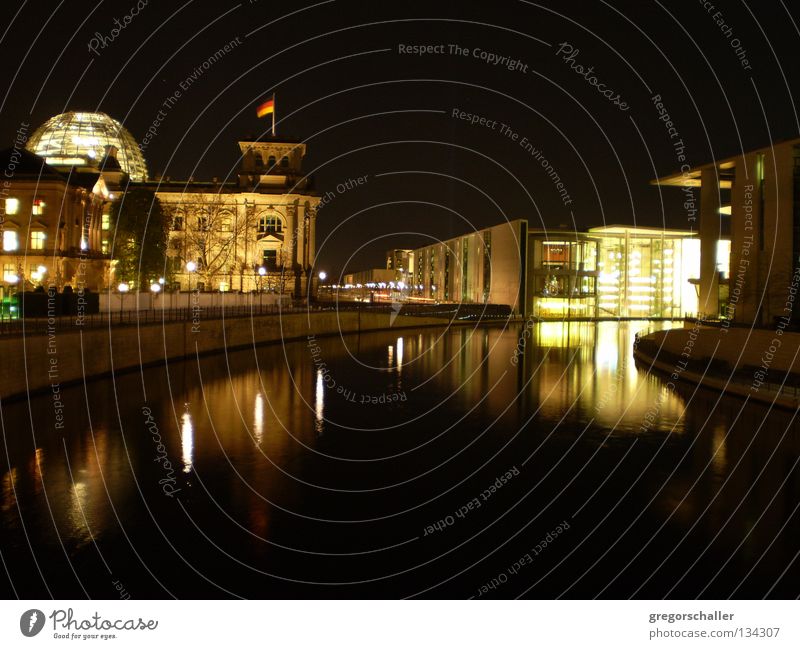 Berliner Nacht 1 Reflexion & Spiegelung dunkel Kuppeldach schwarz Wahrzeichen Stadt Politik & Staat Nationalflagge Tourismus Außenaufnahme Gebäude Bauwerk