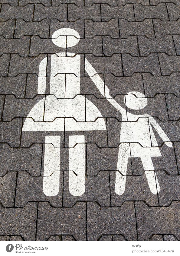 Mutter mit Kind Symbol auf einem Parkplatz Kindergarten Eltern Erwachsene weiß Symbole & Metaphern Asphalt parken kinderfreundlich alleinerziehend Kennzeichen