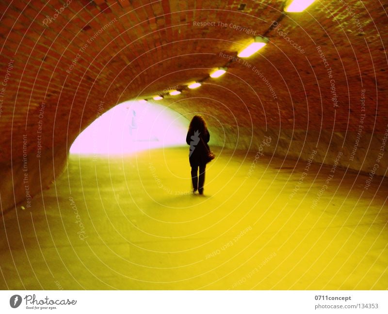Tunnelblick 2 gefährlich Frau Licht laufen flüchten Diebstahl Angst bedrohlich Einsamkeit Flucht