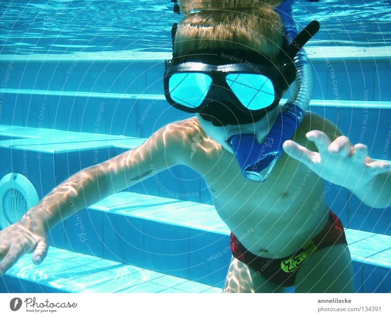 schwerelos im pool Freude Spielen Ferien & Urlaub & Reisen Tourismus Sommer Sommerurlaub Wellen Spiegel Schwimmbad Kind Mensch maskulin Junge Kindheit Haut
