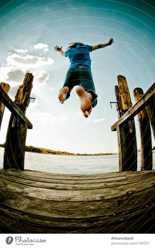 Jumping Jack Flash (1) See Steg Mann maskulin dunkel Gegenlicht Wolken Schönes Wetter Sommer heiß Schwimmen & Baden springen hüpfen Fischauge Beginn aufsteigen