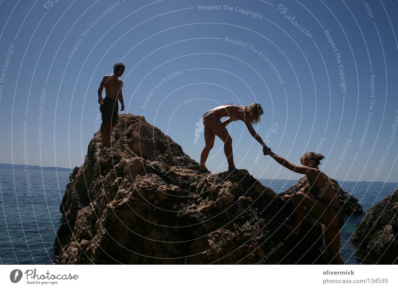 hilfsbereit Meer Freundschaft Hilfsbereitschaft Vertrauen Wasser Klarheit Steinküste Felsen ""Klippe"" beobachten Himmel blau