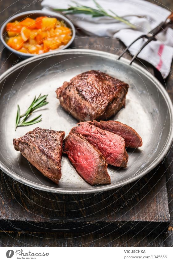 Geschnittenes medium gebratenes Steak Lebensmittel Fleisch Ernährung Mittagessen Abendessen Bioprodukte Slowfood Teller Gabel Stil Tisch Küche Restaurant Design