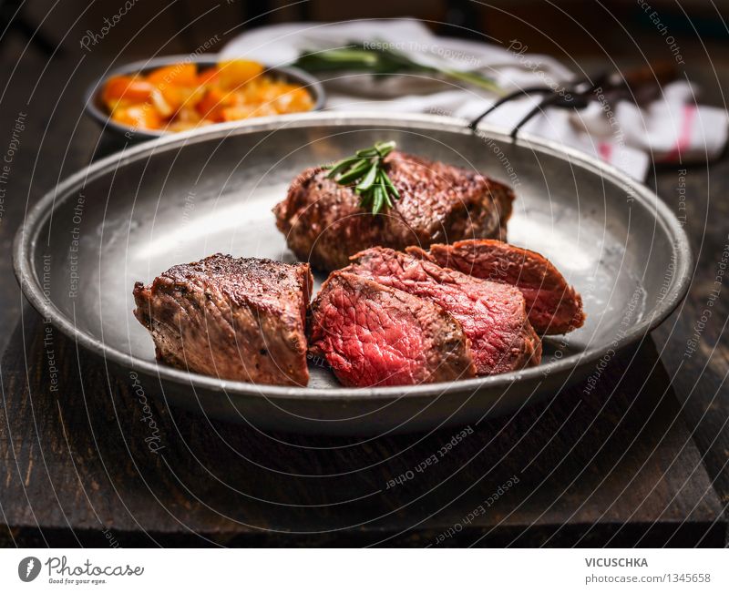 Ein gutes Steak Mignon, medium gebraten Lebensmittel Fleisch Ernährung Mittagessen Abendessen Büffet Brunch Bioprodukte Diät Teller Gabel Stil Design