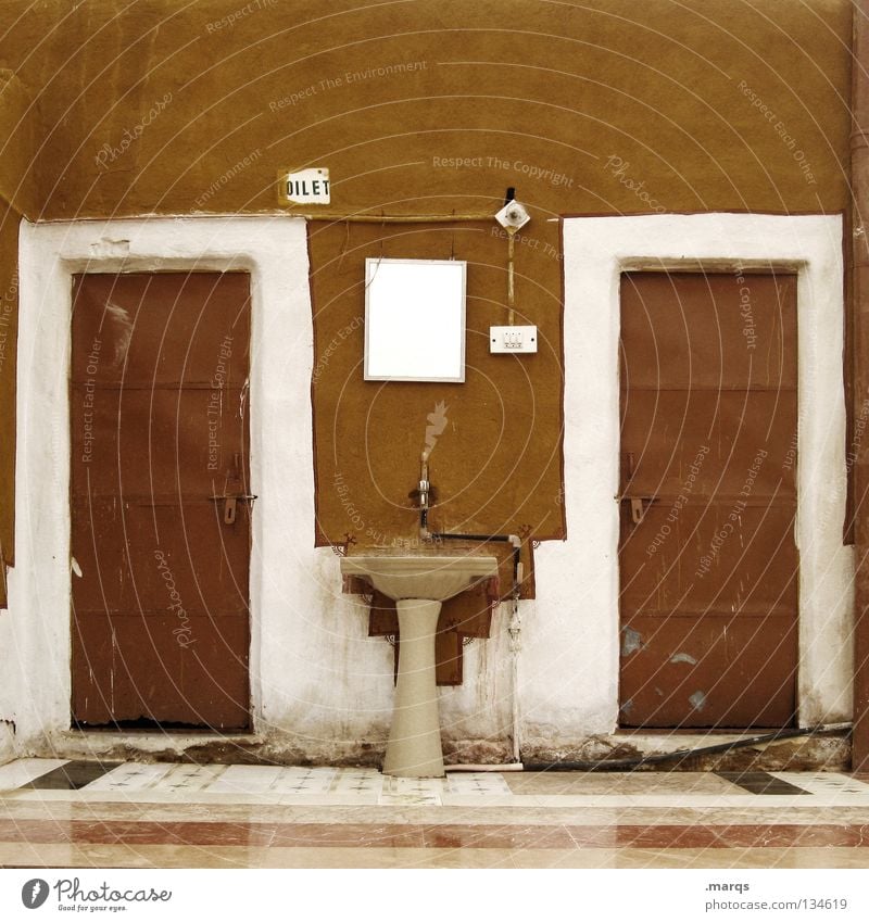 Oilet Bad sanitär Stuhlgang Blech Waschbecken Wasserhahn Spiegel Lichtschalter Sauberkeit Ocker braun weiß Indien Häusliches Leben Toilette toilet oo