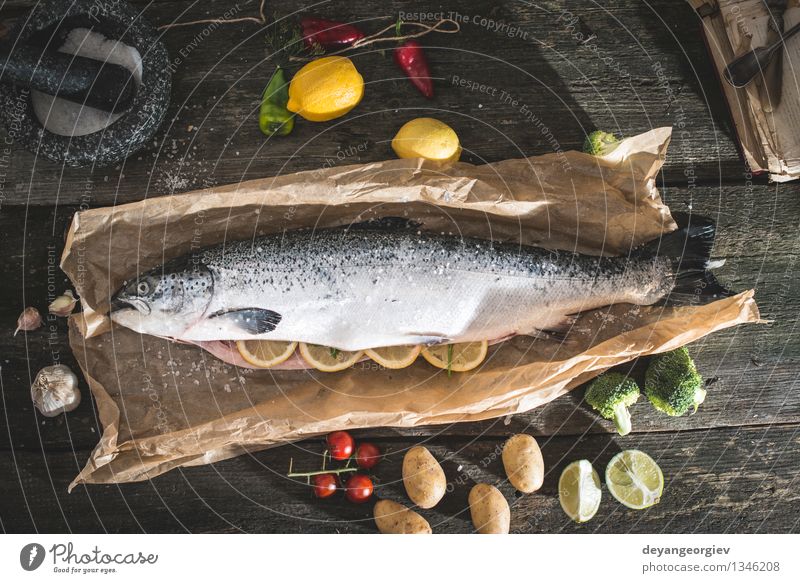 Bereiten ganze Lachs Fisch zum Kochen Meeresfrüchte Gemüse Abendessen Tisch Seil Papier dunkel frisch lecker schwarz kochen & garen roh Zutaten Mahlzeit Zitrone