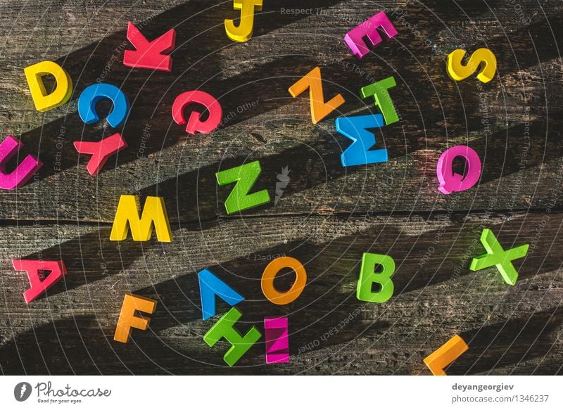 Holzbuchstaben auf Holzbrett Design Papier Spielzeug Sammlung alt Farbe Alphabet Briefe farbenfroh altehrwürdig Holzplatte Text Hintergrund Gußeisen Wort abc