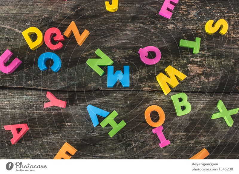 Bunte Buchstaben auf Holzbrett Design Papier Spielzeug Sammlung alt Farbe Alphabet Briefe farbenfroh altehrwürdig Holzplatte Text Hintergrund Gußeisen Wort abc