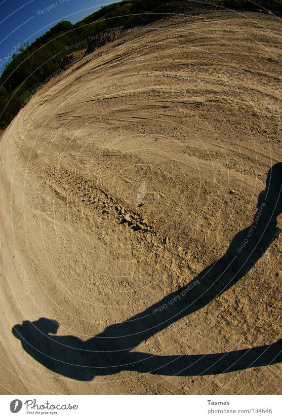 Sicherer Stand Erde Sand Wüste standhaft Am Rand Körperhaltung Schatten Fischauge Surrealismus außergewöhnlich 1 filmreif Standort bizarr Ganzkörperaufnahme