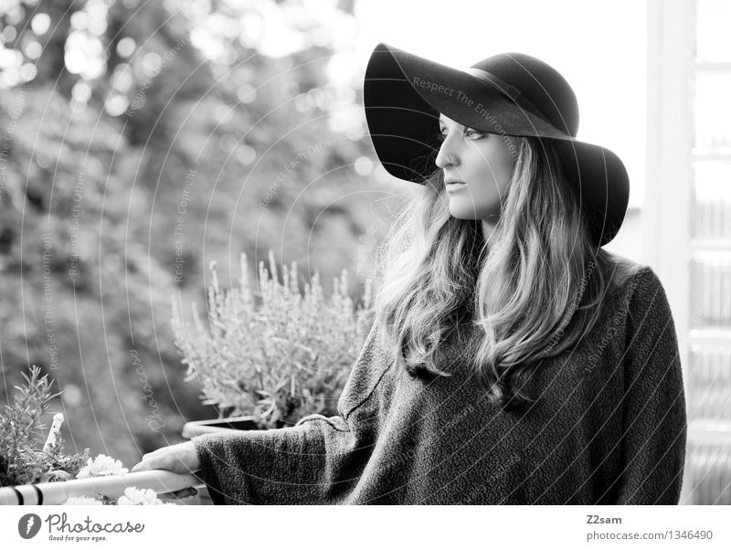 Träumerin Lifestyle elegant Stil feminin Junge Frau Jugendliche 18-30 Jahre Erwachsene Landschaft Herbst Schönes Wetter Mode Pullover Hut blond langhaarig