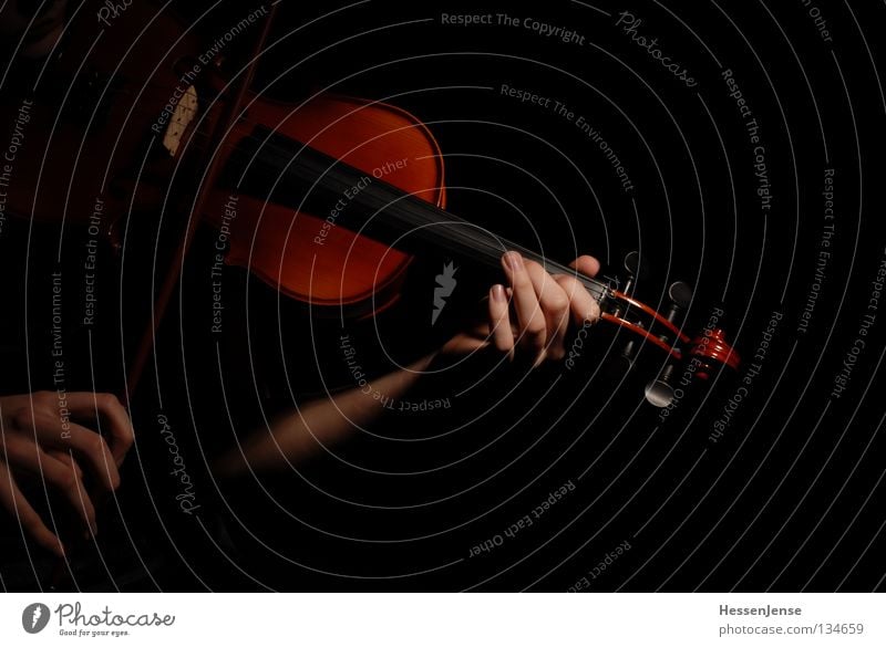 Hand 29 Hoffnung Geige Orchester Finger Saite schwarz dunkel Gefühle Spielen Konzentration Kunst Kultur Freude Viloline Musik Leidenschaft Arme fangen