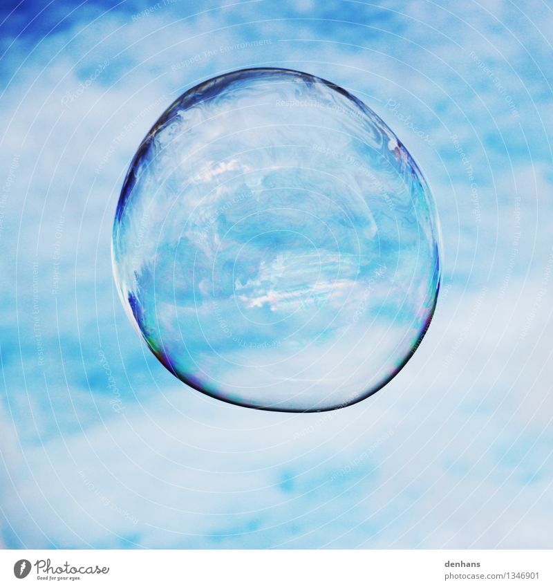 Seifenblase ruhig Meditation Spielen Kindergarten Straßenkunst Wolken Glas Wasser Kugel fliegen Flüssigkeit glänzend blau Lebensfreude tranzparenz Leichtigkeit