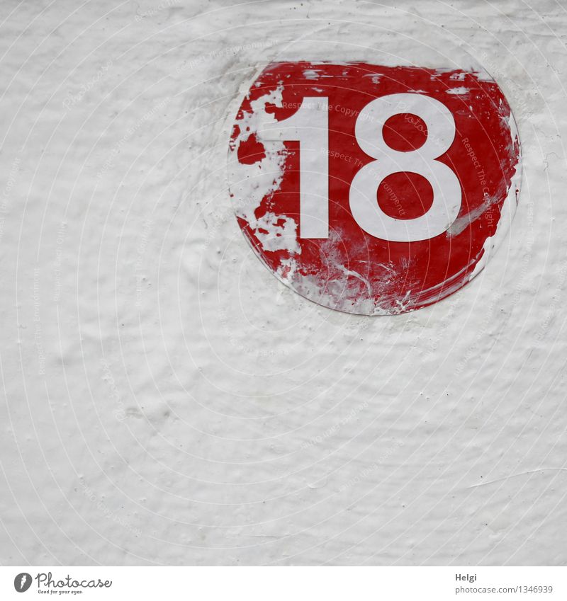 18 Mauer Wand Metall Ziffern & Zahlen authentisch einfach einzigartig rot weiß Farbe Kreativität Farbfoto mehrfarbig Außenaufnahme Detailaufnahme Menschenleer