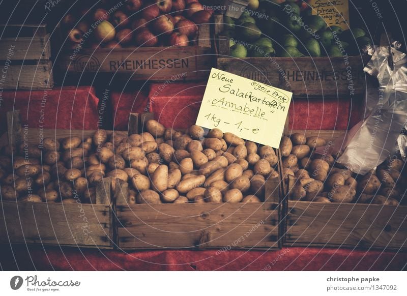 Kartoffeln aus der Region auf Marktstand Lebensmittel Gemüse Ernährung Gesunde Ernährung Bioprodukte Obst- oder Gemüsestand Gemüseladen Vegetarische Ernährung