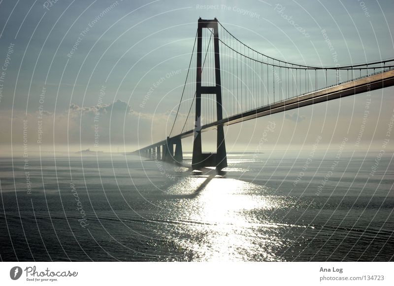Lichtgestalten I Eindruck Meer Verkehr Wasserfahrzeug Digitalfotografie Spannweite Stahl Beton Eisen Bauwerk ästhetisch glänzend Wolken Wellen Brücke