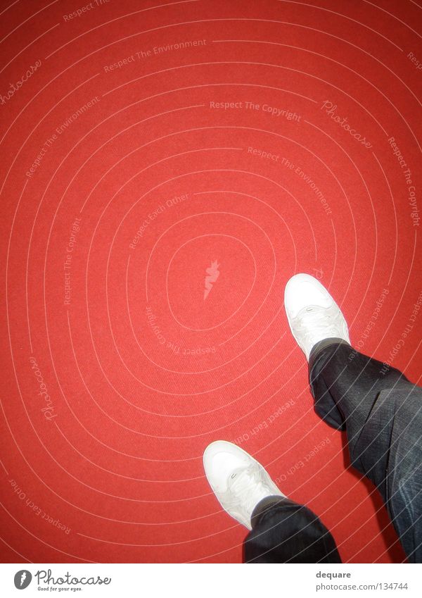 Roter Teppich rot Schuhe weiß Hose Laufsteg Blitzlichtaufnahme Köln Ausstellung Messe Club Bekleidung Jeanshose Turnschuh Kunst