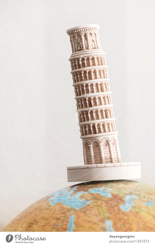 Pisa-Turm auf Globus. Ferien & Urlaub & Reisen Tourismus Erde Architektur Denkmal Flugzeug Kugel alt ringsherum Ebene Symbole & Metaphern Feiertag Europa