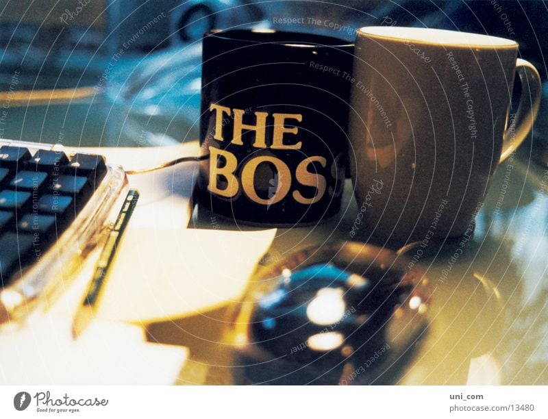 The Boss at work Arbeit & Erwerbstätigkeit Tasse Bleistift Büro Schreibtisch MAC -Tastatur MAC-Mouse Business
