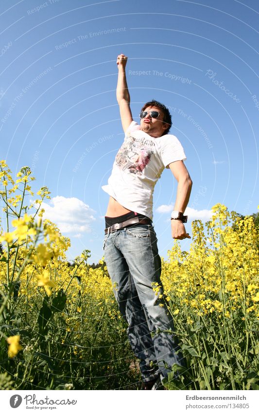 Der Blumenfeld Supermann! Rapsöl Sommer Wiese springen Mann Sonnenbrille Jahreszeiten Held blau Himmel Prima Freude