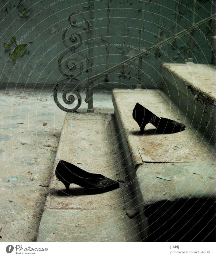 Upstairs... Schuhe Damenschuhe schwarz Beton verfallen Putz zerbröckelt Haus Flur Treppenhaus Gebäude gehen Verfall Ruine historisch Vergänglichkeit Schatten