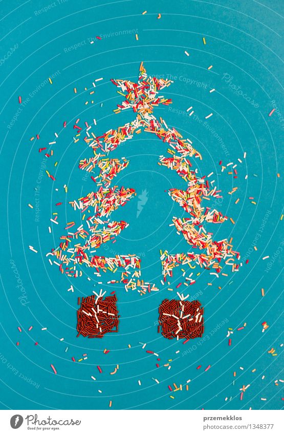 Symbole des Weihnachtsbaums und der Geschenke, die von den farbigen besprüht werden, streut klein blau mehrfarbig Farbe Kreativität Konfekt Hunderte bestäuben