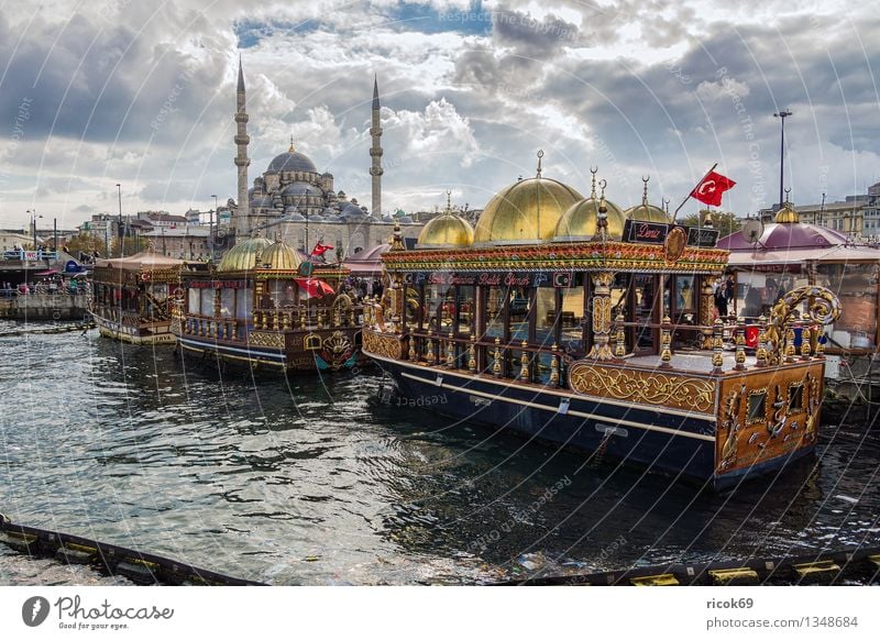 Istanbul Ferien & Urlaub & Reisen Haus Wasser Wolken Stadt Hafen Gebäude Architektur Sehenswürdigkeit Wasserfahrzeug Tourismus Tradition Türkei Moschee