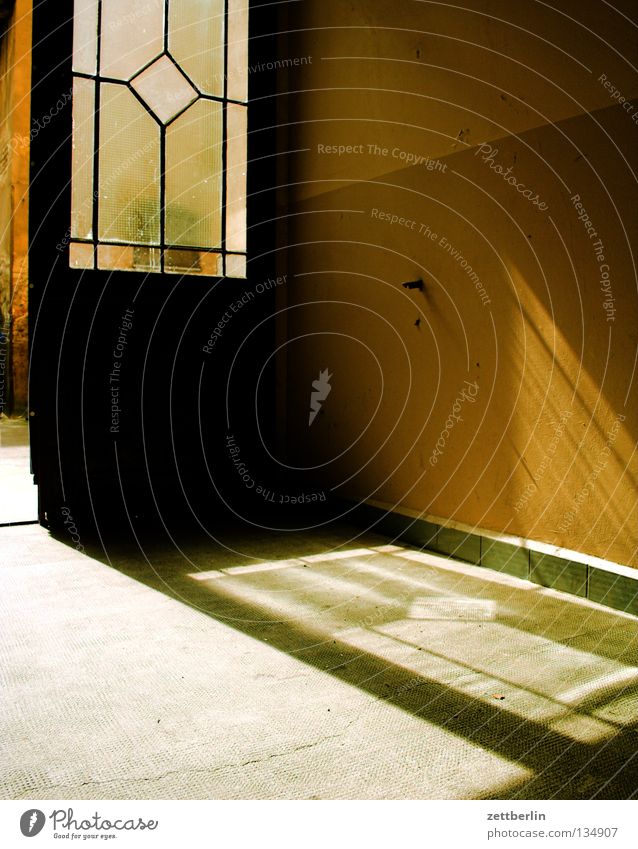 Tordurchfahrt zum Hinterhaus Durchgang Hinterhof Eingang Ausgang Glastür Glaser Glasscheibe Licht Sonnenlicht Schöneberg Detailaufnahme Sommer Tür verglast