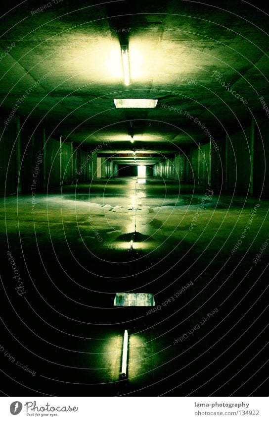 Cold Reflections Garage Untergrund London Underground unheimlich geheimnisvoll Matrix Tiefgarage Tunnel Parkhaus dunkel nass Pfütze feucht verfallen Nacht Lampe