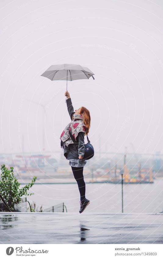 Frau mit Regenschirm springt hoch Lifestyle Leben Wohlgefühl Zufriedenheit Freizeit & Hobby Spielen Ferien & Urlaub & Reisen Ausflug Abenteuer Freiheit
