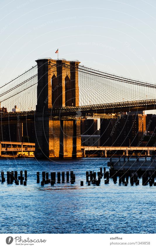 Balancieren Wasser Wolkenloser Himmel Sonnenaufgang Sonnenuntergang Schönes Wetter Fluss East River Brooklyn Manhattan New York City USA Brücke Wahrzeichen