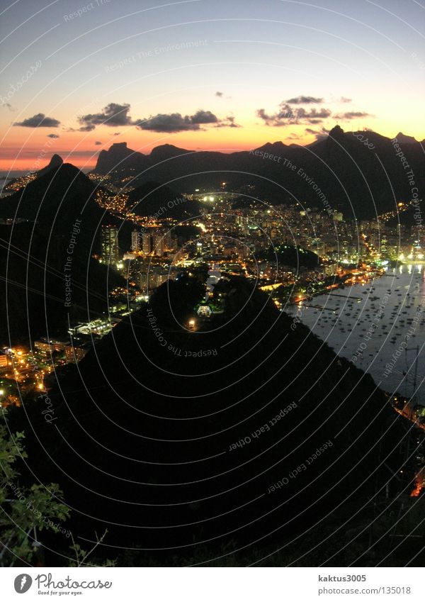 Rio Rio de Janeiro Südamerika Sonnenuntergang Lichtermeer ruhig Außenaufnahme Langzeitbelichtung Zuckerhut (Felsen) Abenddämmerung Küste Hafenstadt Bekanntheit