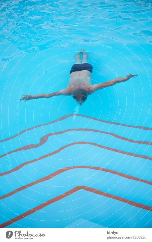 Flieger Lifestyle Wellness Schwimmbad Schwimmen & Baden maskulin Mann Erwachsene Körper 1 Mensch 30-45 Jahre 45-60 Jahre Wasser Treppe Badehose Linie fliegen