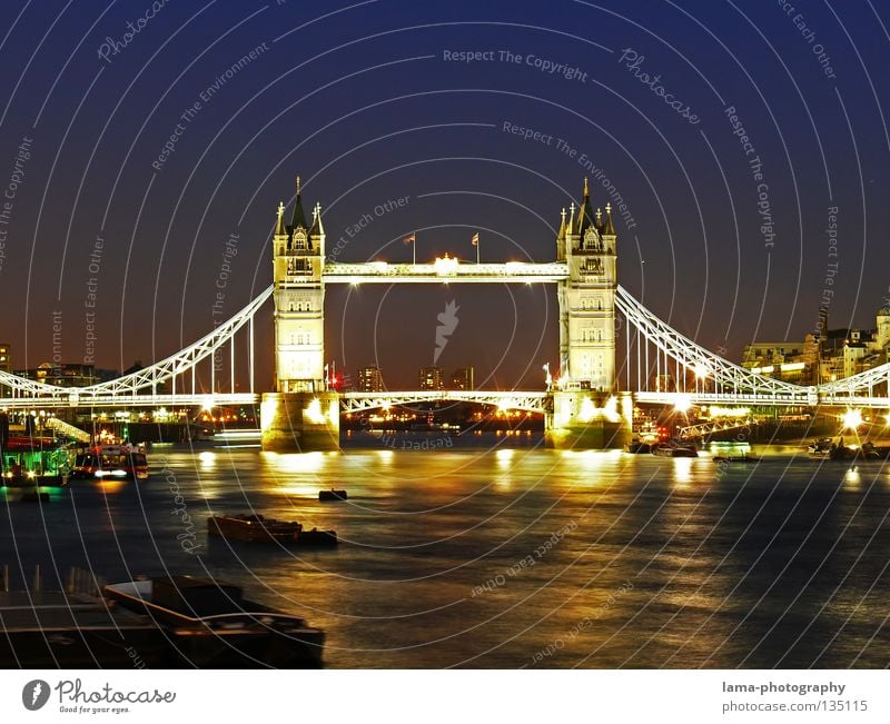 London Nights Tower Bridge England Großbritannien Kunst Sightseeing Hängebrücke Stahl Konstruktion Reflexion & Spiegelung dunkel Dämmerung Sonnenuntergang
