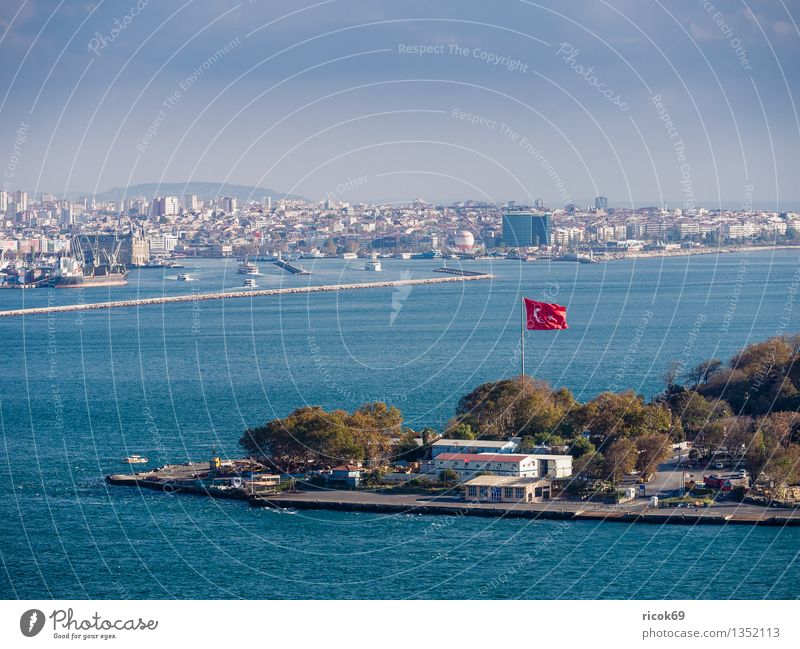 Istanbul Ferien & Urlaub & Reisen Haus Wasser Wolken Stadt Hafenstadt Bauwerk Gebäude Architektur Sehenswürdigkeit Wasserfahrzeug Fahne blau rot Tourismus