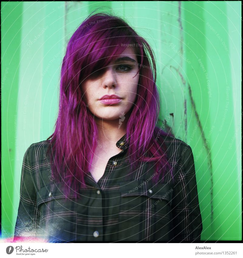 analoges, rechteckiges Portrait einer jungen Frau mit violetten Haaren vor einer grünen Stahlblechwand - mit lightleaks Container Blech Junge Frau Jugendliche