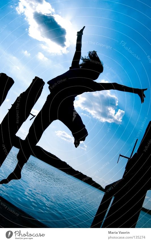 sprunghaft (1) springen hüpfen hoch Wolken Sprungkraft Bewegung See frei Gefühle Freude Begeisterung Applaus Leben Gesundheit Turnen Karriere Sprungbrett